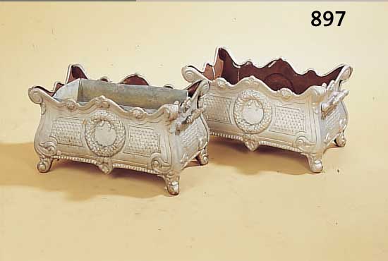 PAAR GARTENGEFäßE, FRANKREICH, UM 1900, GUßEISEN, MIT TRAGEGRIFFEN, 1X MIT EINSATZ, SILBERN GEFAßT, KORROSIONSSPUREN, 29X52X28 CM