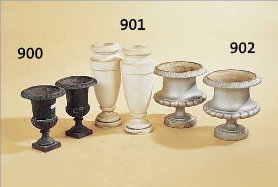 PAAR GARTENAMPHOREN, FRANKREICH, UM 1900, GUßEISEN, KORROSIONSSPUREN, H.: 33 CM, D.: 30 CM