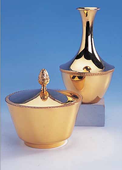 VASE UND DECKELDOSE, DEUTSCH CA. 30ER JAH- RE, METALL INNEN UND AUßEN HOCHVERGOLDET, MODELLE/MUSTER FüR ECHTSILBER-AUSFüHRUNG, ...