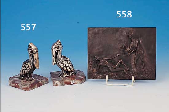 PAAR BUCHSTüTZEN, FRANKREICH, UM 1925-30, METALL VERCHROMT, SIGN. H. MOREAU, IN FORM VON STILISIERTEN PELIKANEN, EINGESETZTE GLASAUGEN, ...