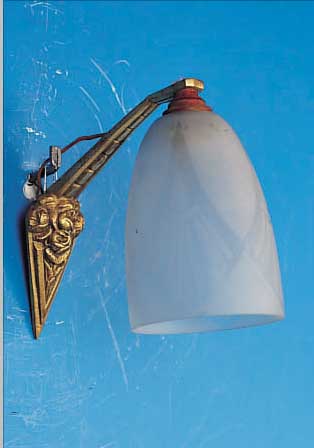 PAAR WANDLAMPEN, FRANKREICH, UM 1910-20, GELBGUßMONTUREN, MATTIERTE GE- SCHLIFFENE SCHIRM, ELEKTR. NICHT ...