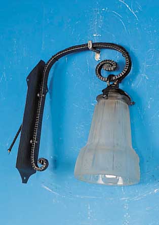 WANDLAMPE, FRANKREICH, 20ER JAHRE, SCHMIEDEEISERNE MONTUR, SCHIRM FARBLOSES RELIEFIERTES GLAS MIT FLORALEM ...