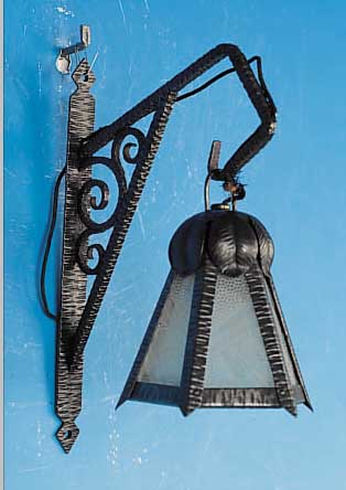 WANDLAMPE, FRANKREICH, UM 1930, SCHMIEDEEISERNE MONTUR, FARBLOSE RELIEFIERTE UND MATTIERTE GLAS- EINSäTZE, ...