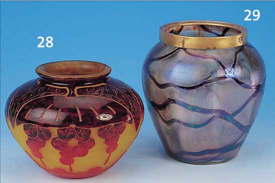 GEFäß, ÖSTERREICH, UM 1900, SCHICHTGLAS MIT ROTEN EINSCHMEL- ZUNGEN, AUFGELEGTER NETZDEKOR, ...
