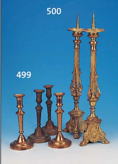 ZWEI PAAR KERZENLEUCHTER, ENGLAND, UM 1900, KUPFER, LEICHTE GEBR.-SPUREN, H. JE CA. 25 CM