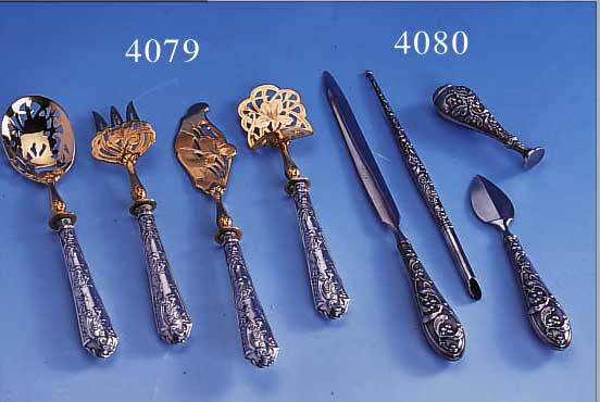 4-TEIL. PETIT-FOURS-BESTECK, FRANKREIFH UM 1900, ARBEITSTEILE METALL VERGOLDET, GRIFFE 900ER SILBER, MEISTERMARKE HRB, UNGED. ORIG.-ETUI