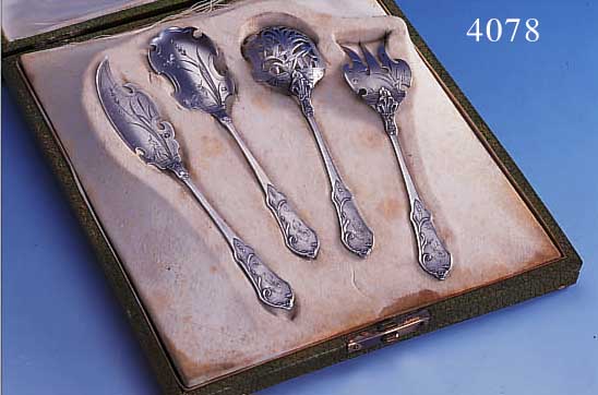 4-TEIL. PETIT-FOURS-BESTECK, FRANKREICH, PARIS, UM 1900, E. MOLLE, PARIS, 950ER SILBER, MATTIERT, SEEROSENDARSTELLUNG MIT IN DIE ...