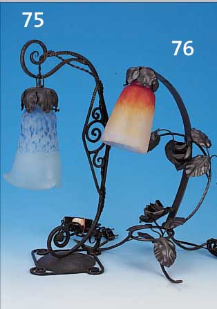 TISCHLAMPE, FRANKREICH, 20ER JAHRE, SCHIRM SIGN. DELATTE, PATE-DE- VERRE MIT HELL- UND DUNKELBLAUEN ...