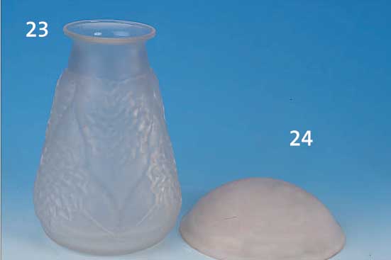 VASE, FRANKREICH, 20ER JAHRE, SIGN. MULLER FRES, FARBLOSES RELIEFIERTES UND MATTIERTES PREßGLAS, ...