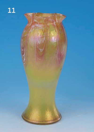 VASE, ÖSTERREICH, UM 1902-04, GELB üBERFANGENES GLAS MIT ORANGEROTEN EIN- GEKäMMTEM AUFSCHMELZUNGEN, LüSTRIERT, MEHR- FACH ...
