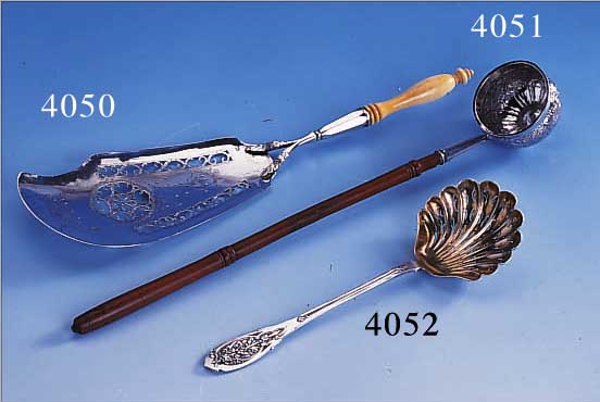 ZUCKERSTREULöFFEL, 950ER SILBER, FRANK- REICH UM 1900, MEISTERMARKE EMILE PUIFORCAT, TEILVERGOLDET, FLORAL VERZIERT, HERVORRA- GENDE ...