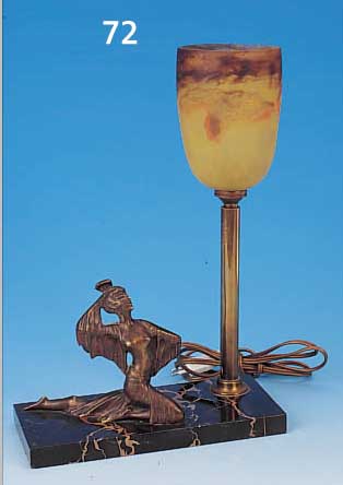 TISCHLAMPE, FRANKREICH, UM 1930, MARMORSOCKEL MIT BRONZEFIGUR EINER EXOTISCHEN TäNZERIN, SCHIRM PATE-DE-VERRE, SIGN. DEGUé, MIT ...
