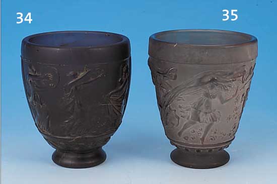 GEFäß, FRANKREICH, 30ER JAHRE, SIGN. LOR- RAIN, RAUCHFARBENES RELIEFIERTES PREßGLAS MIT TANZENDEN FRAUEN, H. CA. 14 CM