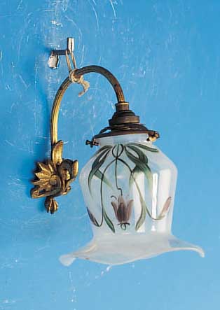 WANDLAMPE, ÖSTERREICH, UM 1900, GLASSCHIRM MIT OPALINEM ÜBERFANG UND BUNTER BLUMENMALEREI, ELEKTR. NICHT ...