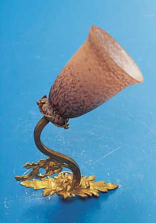WANDLAMPE, FRANKREICH, 30ER JAHRE, SIGN. DE-LATTE, GELBGUßMONTUR, SCHIRM PATE-DE- VERRE MIT ROSA UND VIOLETTEN ...