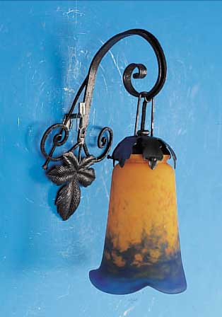 PAAR WANDLAMPEN, FRANKREICH, 20ER JAHRE, SCHIRME PATE-DE-VERRE MIT ORANGE- ROTEN UND BLAUEN EINPUDERUNGEN, ...