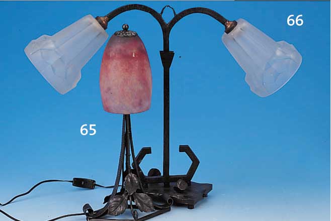 TISCHLAMPE, FRANKREICH, UM 1920, SCHIRM SIGN. DAUM, PATE-DE-VERRE, MIT ROSA UND VIOLETTEN EIN- ...