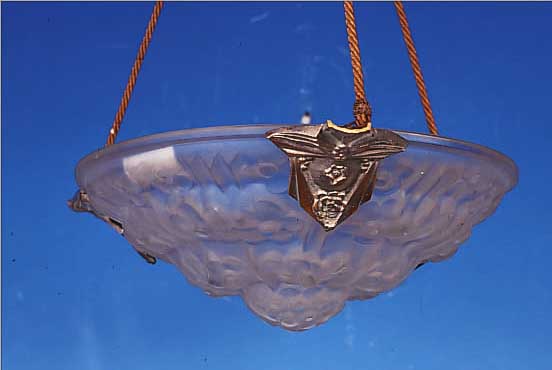 DECKENLAMPE, FRANKREICH, 30ER JAHRE, MATTIERTES UND RELIEFIERTES PREßGLAS SIGN. DEGUE, KORDEL- MONTUR, ...