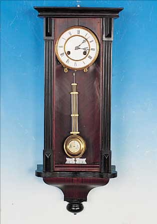 WANDUHR, WOHL DEUTSCH, UM 1900, VERZIERTES HOLZGEHäUSE Z.T. SCHWARZ ABGESETZT, ALTER WURMBEFALL, AUFSATZ FEHLT, 3-SEITIG VERGLAST, SKEL. ...