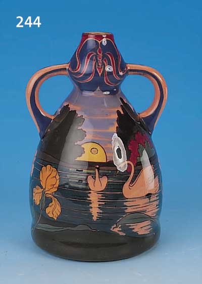VASE, DEUTSCH, NORICA, UM 1902-04, ENTWURF LUBBERS, VON SCHWARZ NüRNBERG, KERAMIK, REICH BUNT BEMALT MIT SCHWäNEN AUF SEE, ...