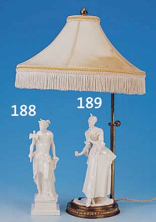 TISCHLAMPE, DEUTSCH, 30ER JAHRE, GELBGUßMONTUR MIT NYMPHENBURG-PORZELLANFIGUR, ENTWURF BUSTELLI, EDELDAME MIT BLUME, SEIDEN- SCHIRM ...
