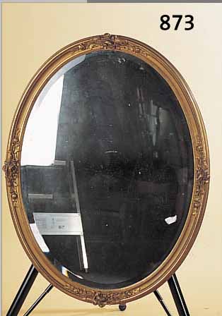 WANDSPIEGEL, FRANKREICH, UM 1900, HOLZRAHMEN GESTUCKT UND GOLDFARBEN GEFASST, FACETT. GLASEINSATZ, OVAL CA. 90 X 68 CM
