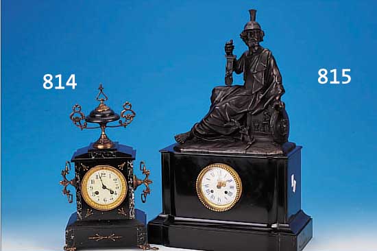 PENDULE, FRANKREICH, UM 1870, SCHWARZER GE- FäRBTER KALKSTEINSOCKEL, SPRITZGUßFIGUR EINES ANTIKEN KäMPFERS MIT RUNDSCHILD, SCHWERT UND HELM, ...