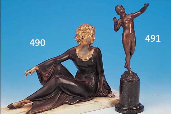 SKULPTUR, FRANKREICH, 30ER JAHRE, LIEGENDE FRAU, SPRITZGUß, MARMORSOCKEL, H. CA. 20 CM