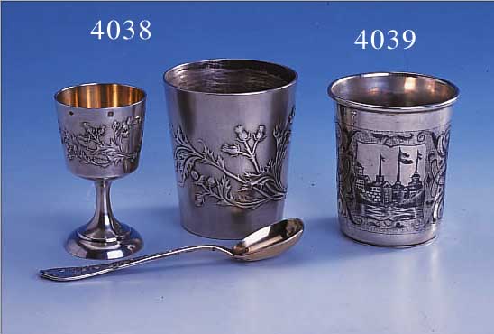 WODKABECHER UM 1858, 84ER SILBER, TAUSCHIERT, ZISELIERT, ANSICHT VON MOSKAU, REICH VERZIERT, H CA. 7.2 CM