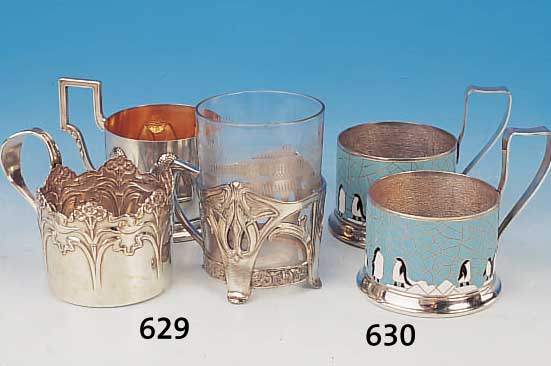 ZWEI TEEGLASHALTER, RUSSLAND, UM 1920, METALL VERSILBERT, HELLBLAU, WEIß UND SCHWARZ EMAIL- LIERT MIT ...