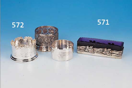 KONVOLUT DREI FLASCHENSTäNDERN, UM 1900, METALL VERSILBERT, 2 MIT RELIEFDEKOR, EINMAL IN ...