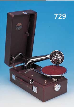 KLEINES REISEGRAMMOPHON, RUSSLAND, 30ER JAHRE,  BRAUNER LEDERKOFFER, VERCHROMTE, MONTUREN, ...