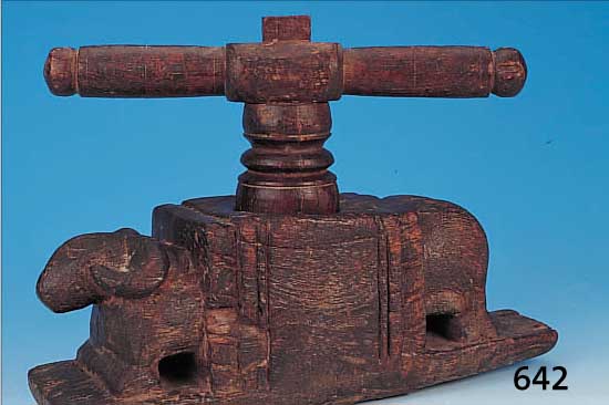 ÖLPRESSE, DEUTSCH, 18. JH., HOLZ GESCHNITZT MIT WIDDERFIGUR, KüKEN Z.T. ERNEUERT, ALTERS- UND GEBR.-SPUREN, H. CA. 26 CM