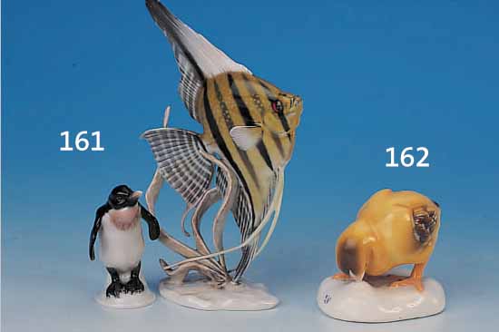 ZWEI PORZELLANFIGUREN, ROSENTHAL, 30ER JAHRE, 1 X PINGUIN, SIGN. HIMMELSTOSS, H. CA. 8 CM; 1 X SKALAR, SIGN. HEIDENREICH, H. CA. 20 CM