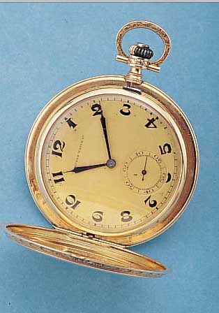 TAVANNES WATCH CO. HERRENTASCHENUHR SAVONETTE, SCHWEIZ UM 1930, ROSE-G. 585/000, RAND WIE PENDANT U. BüGEL RELIEFIERT, LORBEERDEKOR, BLATT ...