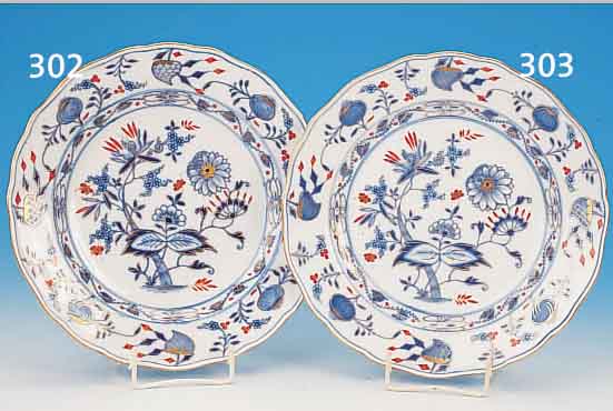 TELLER, MEISSEN, UM 1820, , PORZELLAN, BLAUES ZWIEBELMUSTER ROT UND GOLDEN GEHöHT, D. CA. 25 CM