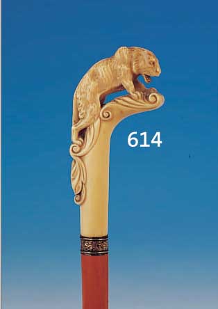 FLANIERSTOCK, STRAßBURG, UM 1860, GRIFF ELFENBEIN, FEIN GESCHNITZTER ANSCHLEI- CHENDER LöWE, GOLDENE ZISELIERTE BINDE, SCHUß ...