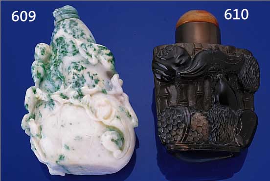 SNUFFBOTTLE AUS WEIßGRüNER BURMAJADE, DOPPELKüRBIS DARSTELLEND, VERZIERT MIT PFLANZ-LICHEN MOTIVEN, Z.T. APFELGRüN BIS IMPERIAL, H CA. ...