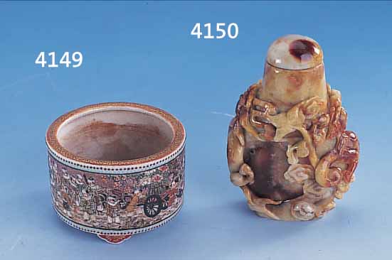 SNUFFBOTTLE AUS BURMAJADE, BRAUN-GELBLICH-GRüN DEKORIERT MIT LANDSCHAFTS-, PFLANZLICHEN UND GELDMOTIVEN, H CA. 9.1 CM, CA. 288, PLA- STISCH ...