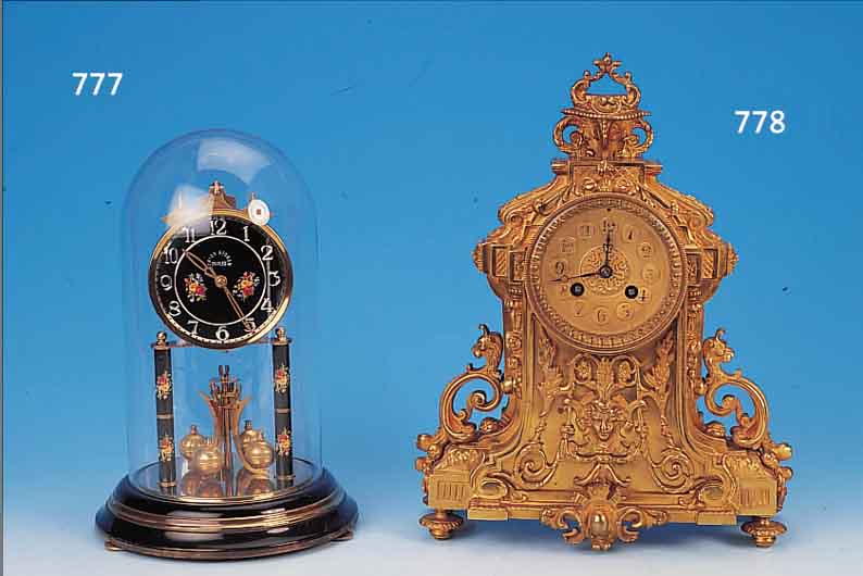PENDULE, FRANKREICH, UM 1900, , REICH VER- ZIERTES BRONZEGUßGEHäUSE, HISTORISMUS, IM SOCKEL MIT MASKARONE UND SEITLICHEN LöWENKöP- FEN MIT ...