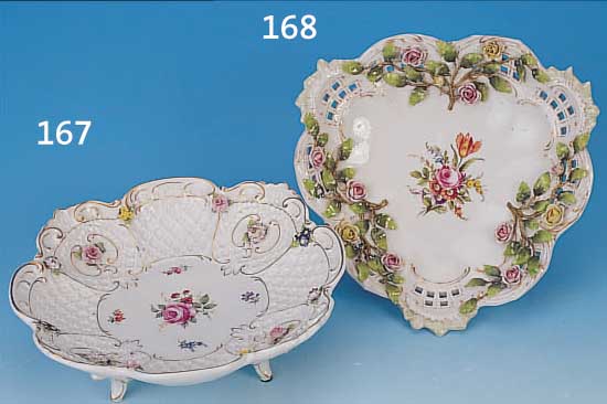 ANBIETSCHALE, PLAUE, UM 1910-20, PORZELLAN, RELIEFIERT UND MIT BLUMEN APPLIZIERT, BUNT BE-MALT, GOLDSTAFFAGE, H. CA. 8 CM, D. CA. 27 CM