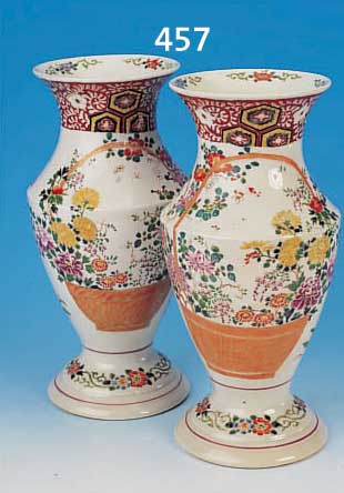 VASENPAAR, JAPAN, IMARI, UM 1900/1910, PORZELLAN, REICH BUNT BEMALT MIT PäONIEN, KIRSCHBLüTEN UND REGENBOGEN, LEICHT BERIEBEN, H. CA. ...