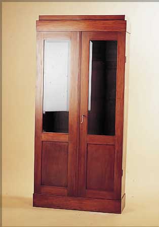 VITRINE, NORDDEUTSCH, UM 1900, MAGAGONIFUR- NIER, 2-TüRIG DIESE FACETT. VERGLAST, 4 EINLE-GEBöDEN, GEBRAUCHSSPUREN, M.: 176X83X28 CM.