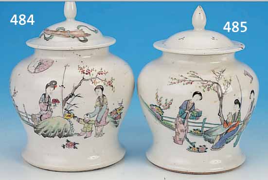 DECKELDOSE, CHINA, UM 1890, PORZELLAN, MIT WIDMUNGSAUFSCHRIFT, BEMALT, ZUR AUFBE- WAHRUNG VON TEE, H. 20 CM