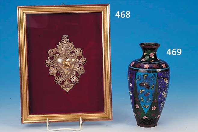 VASE, JAPAN, UM 1880-90, BRONZEKORPUS FEIN BUNT EMAILLIERT IN CLOISONNé-TECHNIK, EMAIL Z.T. DURCHSCHEINEND MIT HINTERLEGTER SILBER- FOLIE, AM ...