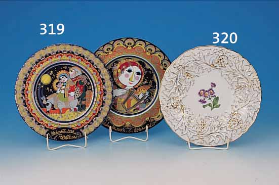 ZWEI WEIHNACHTSTELLER, ROSENTHAL, 1978/1979, PORZELLAN, DEKOR BJöRN WIINBLAD, D. CA. 28.5 CM