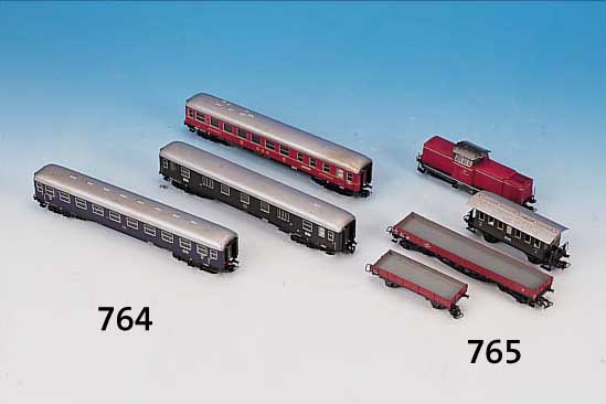 NEUN PERSONENWAGEN, MäRKLIN, 60ER JAHRE, SPUR HO, SPEISEWAGEN, SCHLAFWAGEN, U.A., ALLE MIT GEBR.-SPUREN, EINER BESCH.
