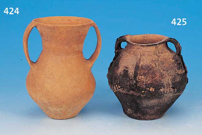 HENKELGEFäSS, CHINA, HSIA-DYNASTIE, CA. 2000 V. CHR., GELBLICH BRAUNER TONSCHERBEN, AMPHORENäHNLICHES GEFäSS, TEILS ROTBRAUNE FäRBUNG, ...