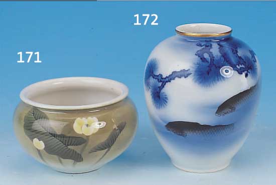 VASE, JAPAN, FUKAGAWA, UM 1910-15, PORZELLAN, BLAUE MALEREI MIT FISCHEN, GOLDRAND, H. CA. 12 CM