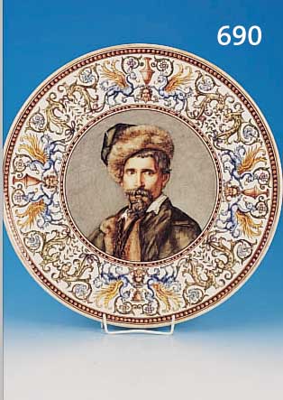 GROßER ZIERTELLER, HISTORISMUS, UM 1880-90, NACH DEM VORBILD VON GIEN, FAYENE, REICH BUNT BEMALT MIT FABELTIEREN UND MASKERONEN ...